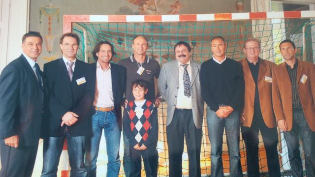 Das Top-Event am 10.10.2008: Die FC Bayern München-All-STARS zu Gast in Kleinheubach! Auf dem Bild sind 1. Vorstand Peter Fiebelkorn und Bayern München Spieler, darunter u.a. Weltmeister Raimond Aumann, Hansi Pflügler, "Wiggerl" Kögl, Michael Sternkopf und Wolfgang Grobe. Dabei auch "Mannschaftsarzt" Doc. Florian Herrmann und Altbürgermeister Kurt Schüssler.  | Foto: SG Eintracht Kleinheubach
