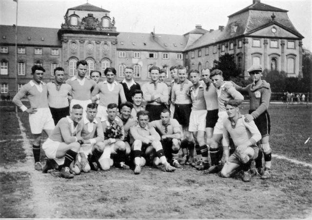 Was für ein Ambiente! Die SG Eintracht Kleinheubach in den 30er Jahren – Mannschaftsbild auf der Schlosswiese, im Hintergrund Schloss Löwenstein.  | Foto: SG Eintracht Kleinheubach