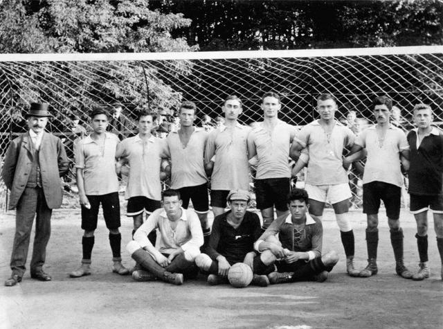 Die Mannschaft der SG Eintracht Kleinheubach um 1930 auf der Fußballwiese im Schlosspark Löwenstein in Kleinheubach. | Foto: SG Eintracht Kleinheubach