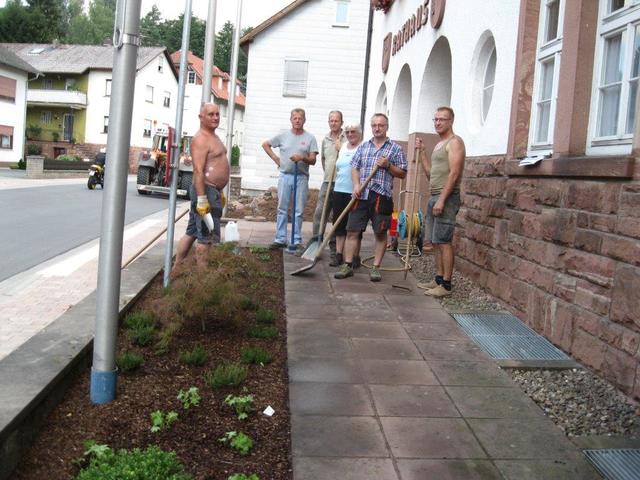 Um das Rathaus und in der Gemeinde hat der OGV Kirchzell eine sehenswerte Pflanzaktion durchgeführt. | Foto: OGV Kirchzell