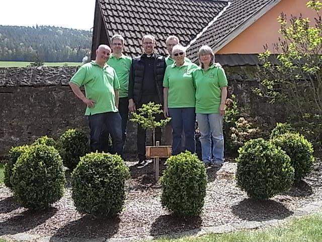 Der OGV Kirchzell übergibt einen Ginkgo an Pfarrer Michael Prokschi. | Foto: OGV Kirchzell