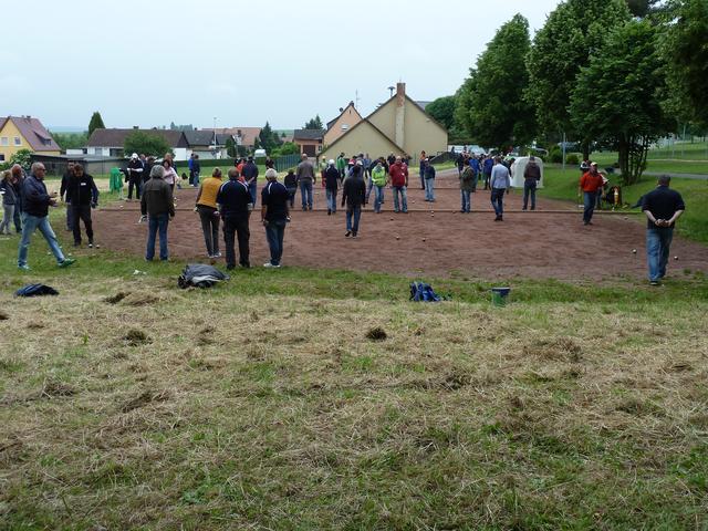 Der 1. Boule-Club Mechenhard beim Spiel auf seinem Platz im Franziskuspark in Streit. | Foto: 1. Boule-Club Mechenhard