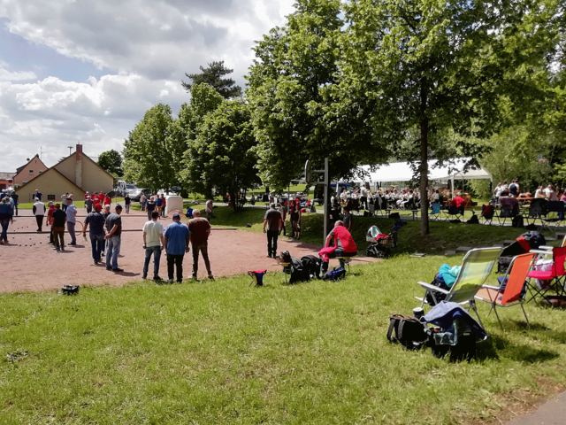 Der 1. Boule-Club Mechenhard beim Spiel auf seinem Platz im Franziskuspark in Streit. | Foto: 1. Boule-Club Mechenhard