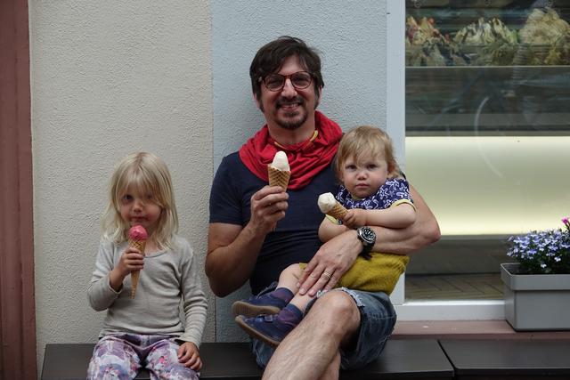 Wenn der Papa unterwegs ist, gibt's natürlich für die beiden Kleinen etwas Besonderes. 