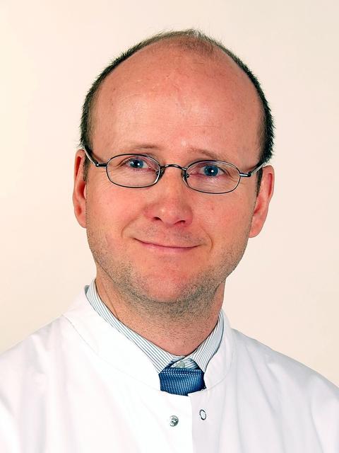•	Prof. Dr. med. Eckard Hamelmann; Facharzt für Kinder- und Jugendmedizin, Kinder-Pneumologie, Allergologie und Infektiologie, Chefarzt Klinik für Kinder- und Jugendmedizin Evangelisches Klinikum Bethel, Vizepräsident der Deutschen Gesellschaft für Allergologie und klinische Immunologie (DGAKI), Präsident des German Asthma Net (GAN) e.V., Bielefeld | Foto: privat / pr|nrw