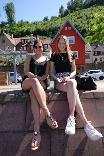 Sonne pur, Frühsommer-Freuden und endlich wieder hinaus ins Freie!  Zwei junge Damen genießen sichtlich den Aufenthalt am Main in Miltenberg!