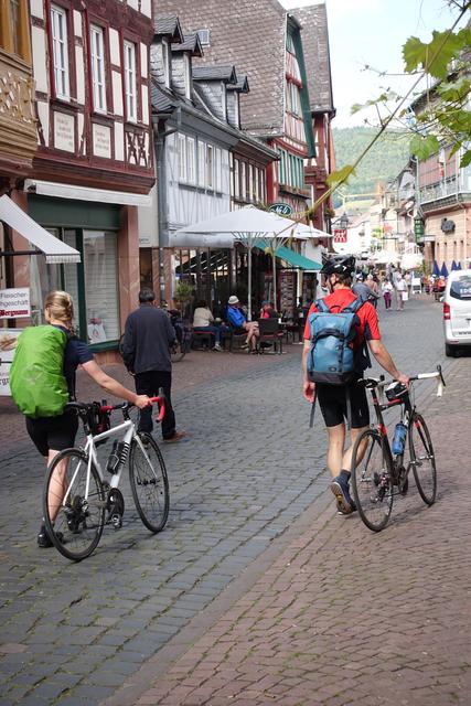 Trotz Schafskälte und Abkühlung kommt  die Sonne immer wieder durch: Miltenberg bleibt jetzt Anfang Juni 2020 ein attraktives Ziel für Tagesausflügler und Einheimische. 