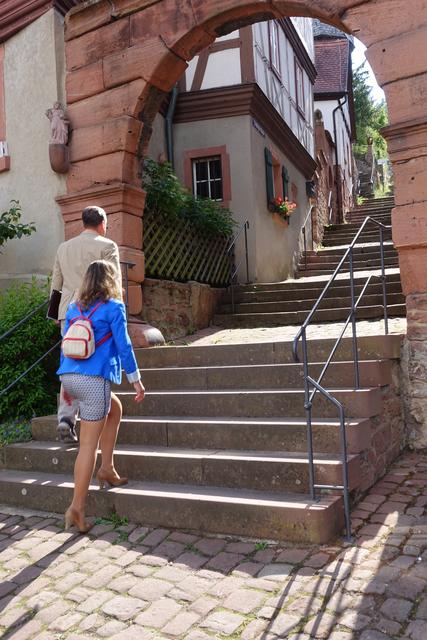 Die Schlossgasse zwischen Marktplatz und Mildenburg  st  deren kürzeste Verbindung,  aber die Mühen lohnen sich: obern wartet eine faszinierende  Panorama-Aussicht auf das Maintal und das geöffnete Museum zeigt neue, sehenswerte Exponate. 