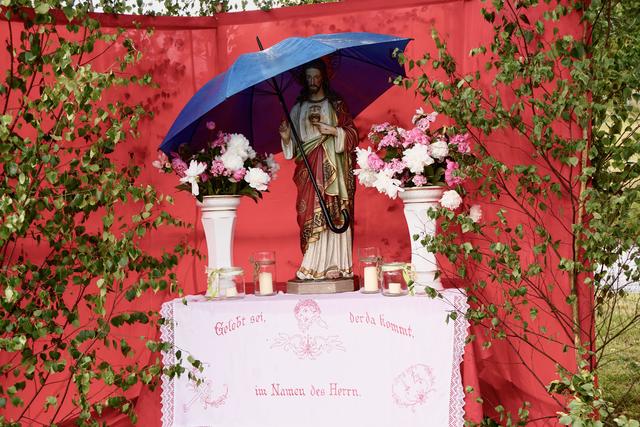"Denkmalschutz" mal anders: Freialtar an Fronleichnam in Miltenberg-Schippach. 