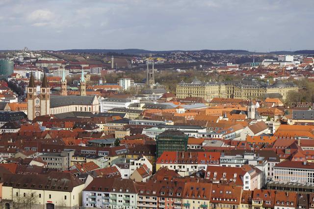 Aufgrund einer  Sondergenehmigung der Stadt Würzburg und des Gesundheitsamtes können die Gläubigen trotzdem eine Freiluftmesse auf dem Residenzplatz feiern – mit Platz für 350 Menschen.