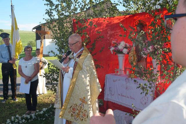 Pfarrer Artur Fröhlich aus Eichenbühl beim Evangelium an Fronleichnam 2019 in Miltenberg-Schippach.