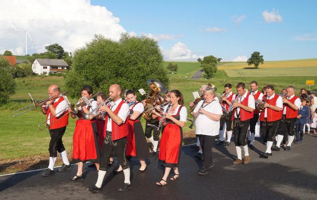 Mit Musik durch das Dorf. Gesehen in Schippach auf der Odenwaldhöhe.