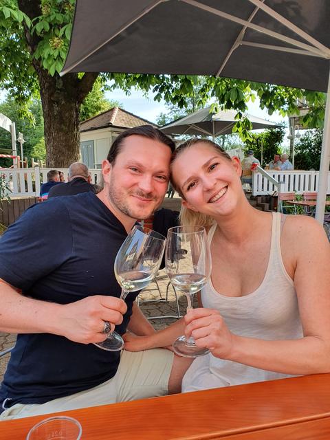 Teresa Hagel und Matthias Kunz im Homeoffice zu Besuch in Mönchberg bei den Eltern, gönnen sich eine Auszeit.