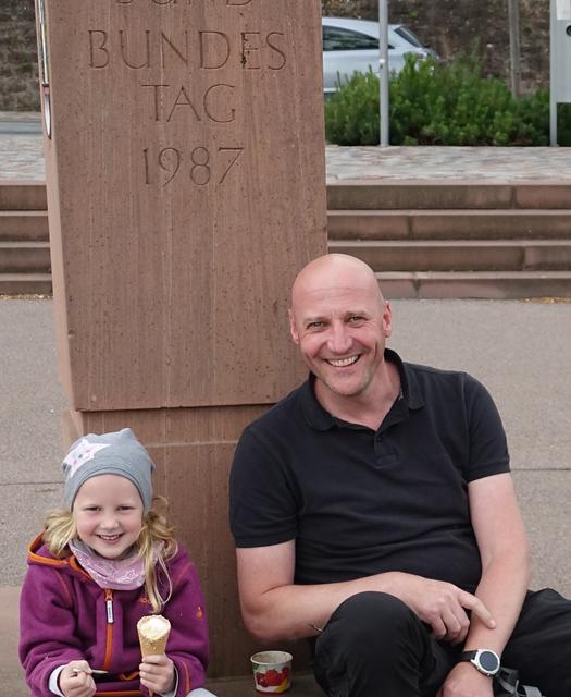 Mit dem Papa von Schneeberg nach Miltenberg an den Main und ein Eis schlürfen - da freut sich die Tochter!