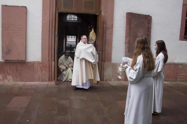 Pfarrer Bernd Winter erteilt der Stadt Miltenberg den eucharistischen Segen | Foto: Martin Winkler