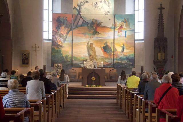 Pfarrer Bernd Winter erteilt der Gemeinde den eucharistischen Segen | Foto: Martin Winkler