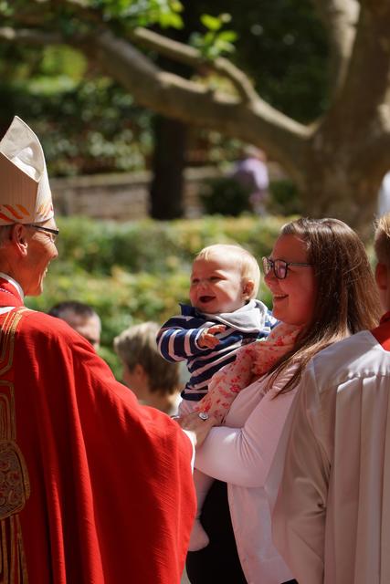 Schnappschuss (allerdings vor Corona): Weihbischof Paul Wehrle aus Freiburg begrüßt Pilger in Walldürn.  