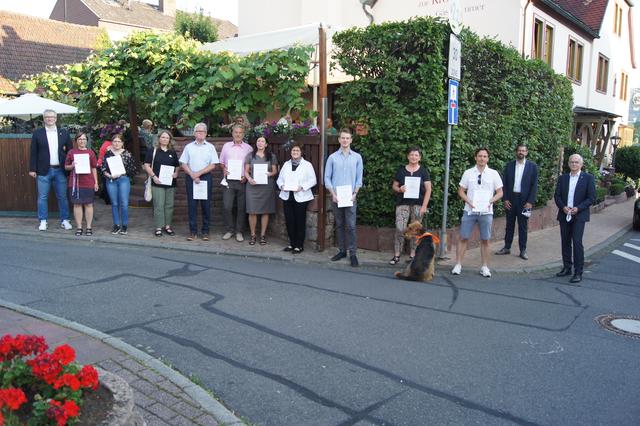 Alle Preisträger mit Projektleiter Frank Schlottke (links), Landrat Jens Marco Scherf (zweiter von rechts) und Andreas Schmidtke, Präsident des Rotary Clubs Obernburg (rechts). | Foto: S. Flicker