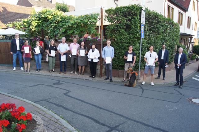 Alle Preisträger mit Projektleiter Frank Schlottke (links), Landrat Jens Marco Scherf (zweiter von rechts) und Andreas Schmidtke, Präsident des Rotary Clubs Obernburg (rechts). | Foto: S. Flicker