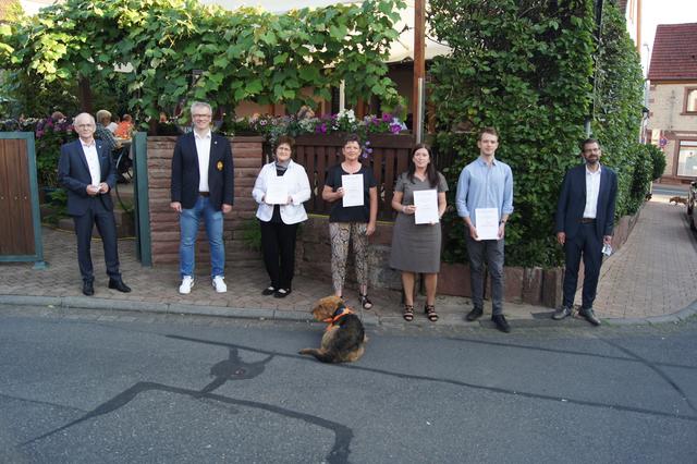 Das Foto zeigt die Preisträger der ersten Plätze mit Andreas Schmidtke, Präsident des Rotary Clubs Obernburg, Projektleiter Frank Schlottke, Irene Friedrich-Kreiskott (Café am Welzbach), Birgit Roth (Kind und Hund), Doris Hegmann (Gemeindeschwestern) und Henri Schedy (Kleeblatt). Rechts Jury-Mitglied Landrat Jens Marco Scherf. | Foto: S. Flicker