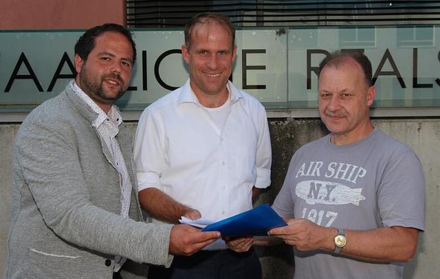 Einreichung der Petition für die bayernweite Einführung des kostenfreien, öffentlichen Personennahverkehrs- vlnr: Andrea Faggiano, ehem. MLR-EB-Vorsitzender; Matthias Witzel, RSD Staatliche Realschule Elsenfeld und Hans-Werner Hohm, ehem. EB-Vorsitzender der Staatl. Realschule Elsenfeld | Foto: Archiv / Elternbeiräte