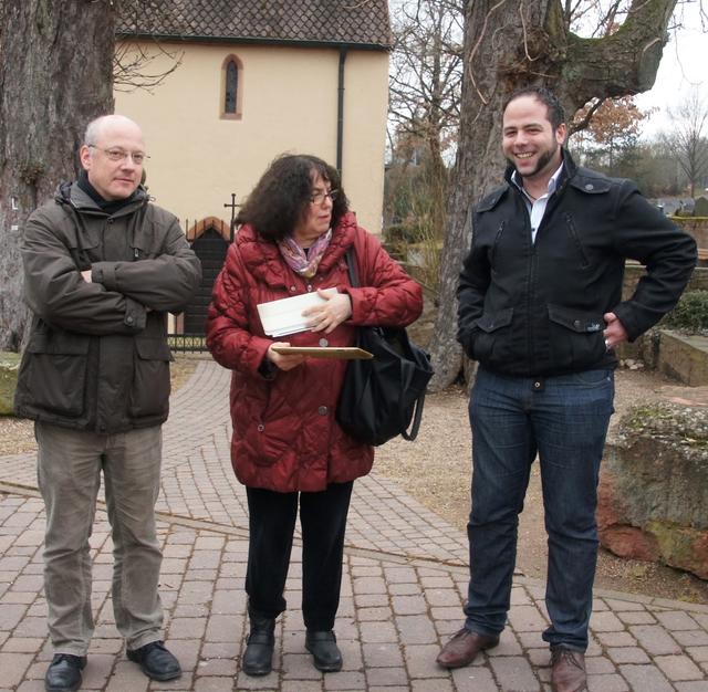 Die Migründerin der DDR-Friedensbewegung Freya Klier (Mitte) 2017 zum ersten Mal in Unterfranken, bei der Stadtführung "Obernburg mit langen Wimpern!" dabei. Links: Johannes Hennrich, MLR-Konrektor; rechts: Andrea Faggiano, ehem. MLR-EB-Vorsitzender | Foto: Ruth Weitz, Autorin und freie Journalistin