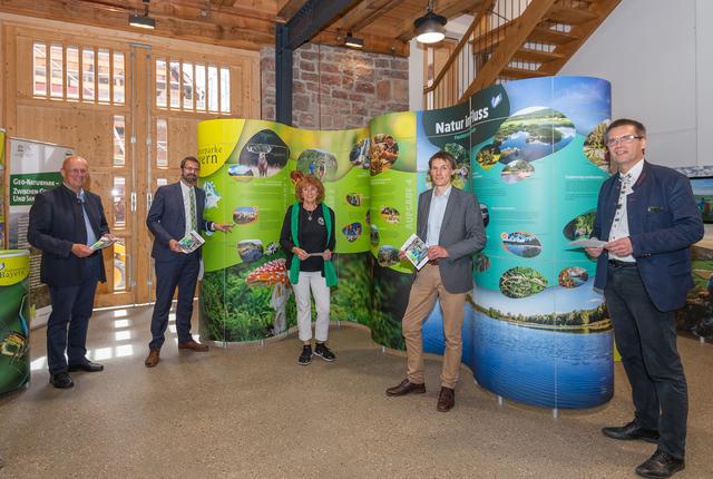 Das Adam-Otto-Vogel-Haus in Mömlingen ist wie gemacht für Ausstellungen wie die aktuell laufende über „Naturparke in Bayern“, finden (von links) Anton Knapp, Landrat Jens Marco Scherf, Dr. Jutta Weber, Arjen de Wit und Bürgermeister Siegfried Scholtka.