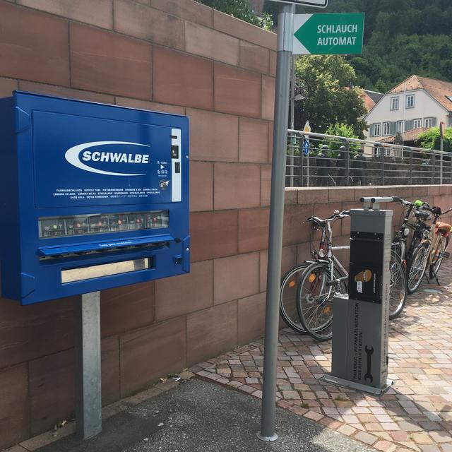 Schlauchautomat und Fahrrad-Reparaturstation am Mainufer - unterhalb der Alten Volksschule