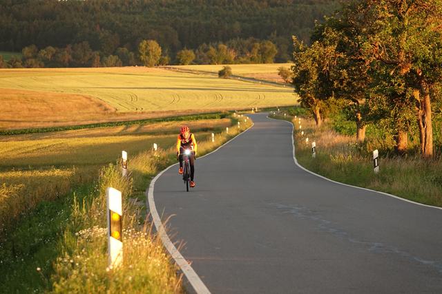 Schon bei und vor Sonnenaufgang ist Stefan Klein aus Eichenbühl-Heppdiel im Odenwald per Rad unterwegs. Wenn man Glück hat, trifft man den begeisterten Sportler sogar zu drei verschiedenen Tageszeiten! 