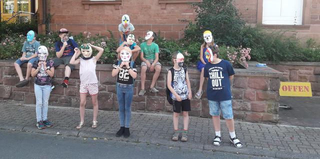 Der Theaterverein Die Granatsplitter e.V. und seine Künstler: Im Rahmen des Kunstprojektes vom 18.07.2020 entstanden tolle, selbstbemalte Masken- denn Theater ist mehr als Schauspielern...