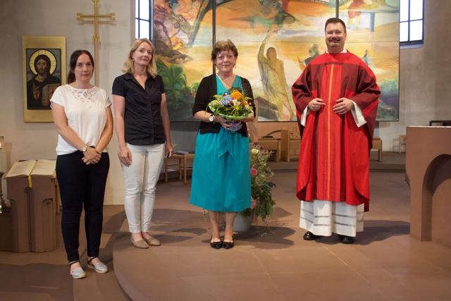 von links nach rechts: Susanne Arnold (Leiterin Kath. Kindergarten "Maria Hilf"), Anna Salmen-Legler (Pfarrgemeinderat St. Jakobus), Maria Breunig-Schreck und Pfarrer Jan Kölbel