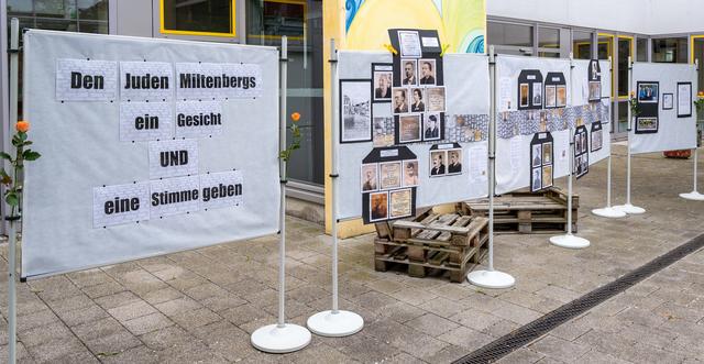 Ein Teil der zehnten Klasse der Johannes-Hartung-Realschule stellte sich vor den Ausstellungwänden mit Lehrern und Ehrengästen dem Fotografen.
