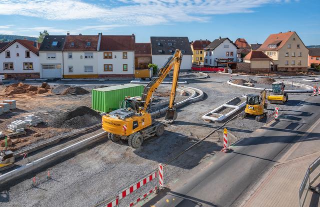 Beim Blick aus dem Rathaus lässt sich bereits jetzt gut erkennen, wie am Kreisverkehr künftig der Verkehr verteilt wird.