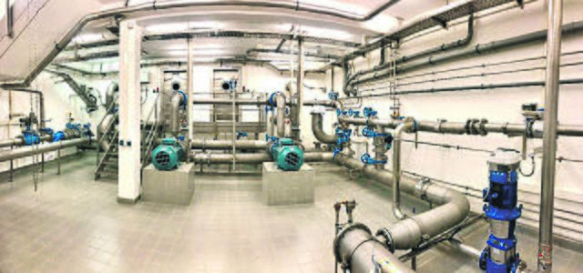 Blick in das Wasserwerk mit den beiden Förderpumpen im Vordergrund | Foto: Stadtwerke Klingenberg