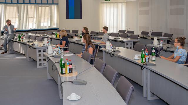 Im großen Sitzungssaal des Landratsamts stellte Landrat Jens Marco Scherf den Studierenden den Landkreis Miltenberg vor und beantwortete Fragen.