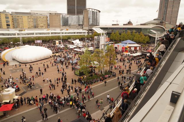 Minister Spahn appellierte erneut an die Bürger, die Hygiene-Regeln einzuhalten, Masken zu tragen, Abstand zu halten und bei Veranstaltungen den Rahmen zu wahren. - Archiv-Aufnahme (2019) Büchermesse in Frankfurt am Main. 