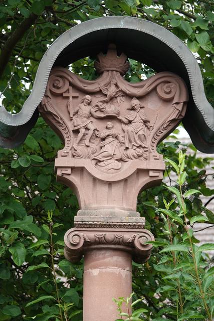 „Mariä Krönung“ auf einem Odenwald-Bildstock bei Walldürn in Eichenbühl-Guggenberg. 
