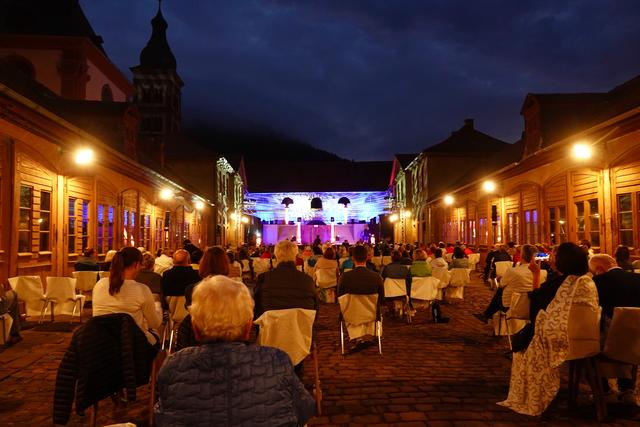 Ein kulturelles Highlight gab es in Amorbach, beispielsweise am Donnerstagabend: das imposante MainMusical "Die Päpstin". Die Initiatoren hatten Glück: Der Regen hatte während der sehenswerten Aufführung aufgehört. Darbietung, Besetzung und Organisation überzeugten trotz einschränkender Corona-Reglements die Besucher. 