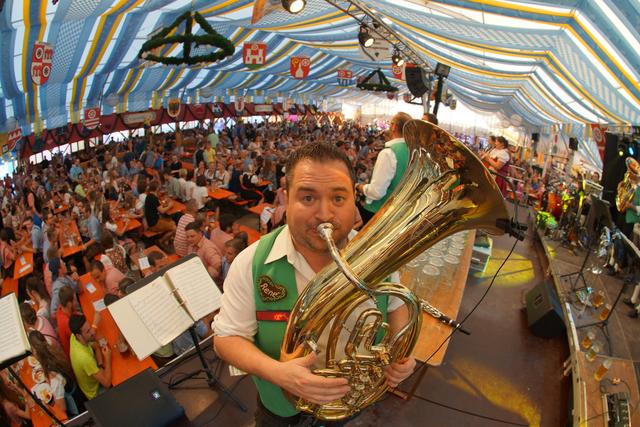 Miltenberg vor einem Jahr: im Festzelt herrscht eine tolle Stimmung. Gleich geht's los mit dem Bieranstich und die elftägige Michelsmess' 2019 ist eröffnet! 