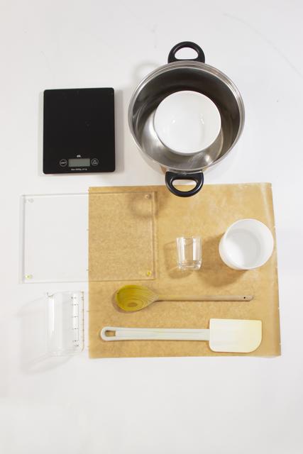 Topf, Waage, Messbecher und Spachtel helfen daheim bei der Herstellung von Bioplastik zum Wettbewerb „Mein(e) Plastik ist bio!“. | Foto: Tim van der Loo/mifactori.de