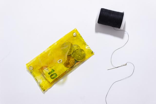 Aus Bioplastikmasse hergestelltes Portemonnaie. Beispielhafte Einreichung zum Wettbewerb „Mein(e) Plastik ist bio!“.
 | Foto: Tim van der Loo/mifactori.de