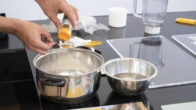 Bioplastikmasse lässt sich ganz einfach mit natürlichen Farbstoffen einfärben. Werden Sie kreativ beim Wettbewerb „Mein(e) Plastik ist bio!“. | Foto: BMBF/Wissenschaftsjahr
