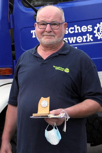 Ruthard Zipf mit seiner Auszeichnung der THW-Helfervereinigung.