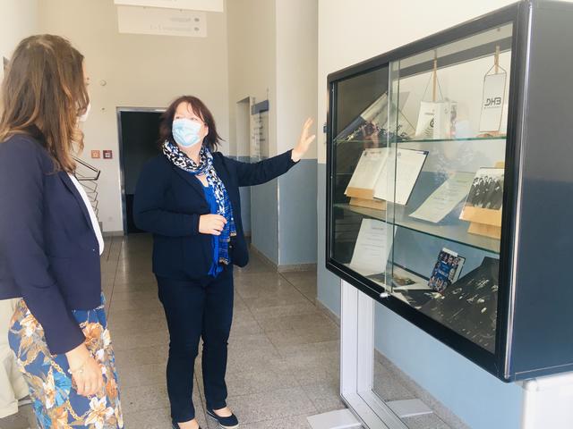 Nicole Bauer, Barbara Eschbach vor der TVG-Trophäen-Virtrine | Foto: Nicole M. Pfeffer