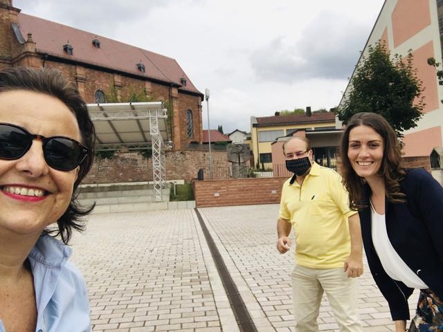 Nicole M. Pfeffer, Michael Götz-Emmerling, Nicole Bauer auf dem Dorfplatz in Mömlingen