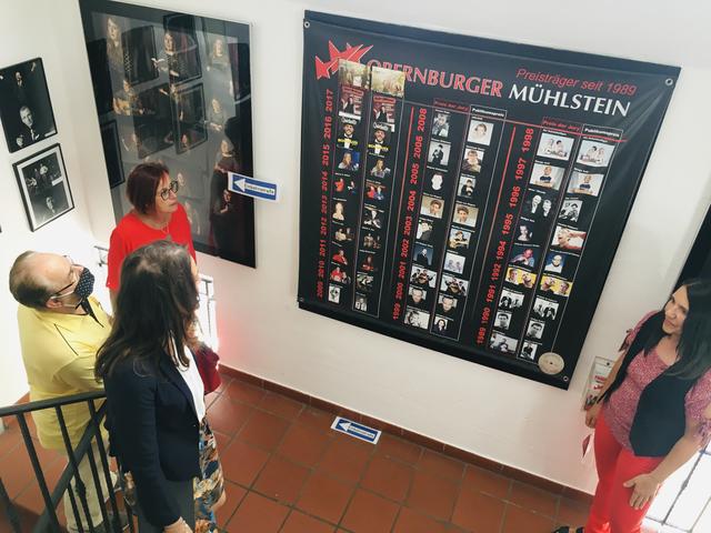 An der Künstler-Preisträger-Wand der Kleinkunstbühne Kochsmühle - Michael Götz-Emmerling, Frau Beck, Nicole Bauer, Frau Klotz | Foto: Nicole M. Pfeffer