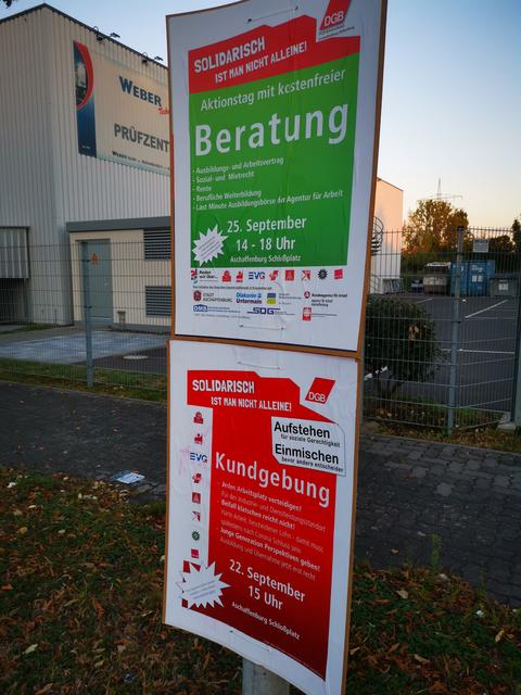 18 Beratungsstände auf dem Schloßplatz Tag der Arbeits- und Sozialberatung „eine einmalige Aktion!“  | Foto: Björn Wortmann