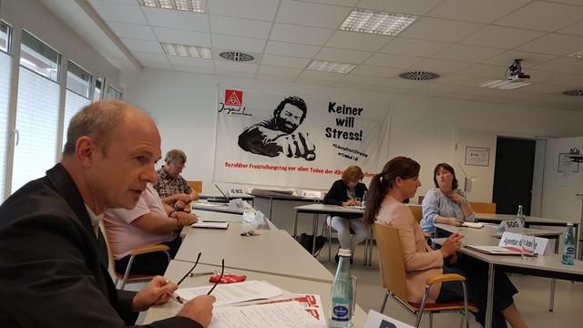DGB Regionsgeschäftsführer Frank Firsching auf der Pressekonferenz