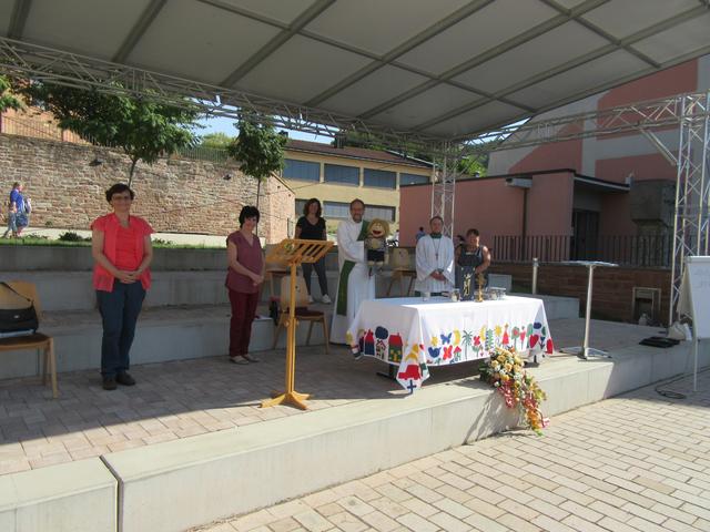 Das Familiengottesdienstteam mit Diakon Höfer und Ministrant Ruben