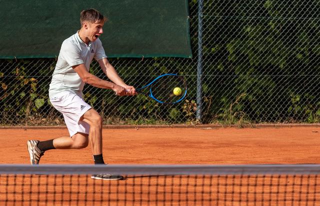 Jugendlandkreismeister im Tennis in der Klasse M18 wurde Kevin Rohe (Bild), der im Finale seinem deutlich jüngeren Konkurrenten Alexander Aulbach keine Chance ließ.